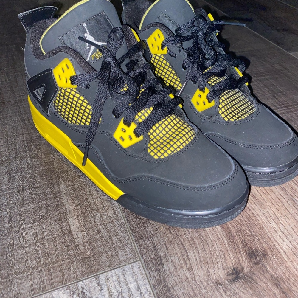 air jordan 4 retro thunder womens size 8, mens size 6.5, youth size 6.5!